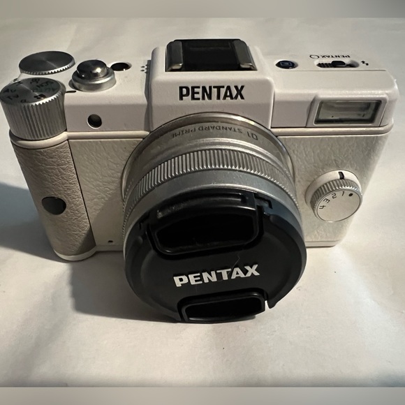 BRAND NEW Pentax digital camera/video camera w/ pop-up flash & storage drive! - Picture 2 of 14